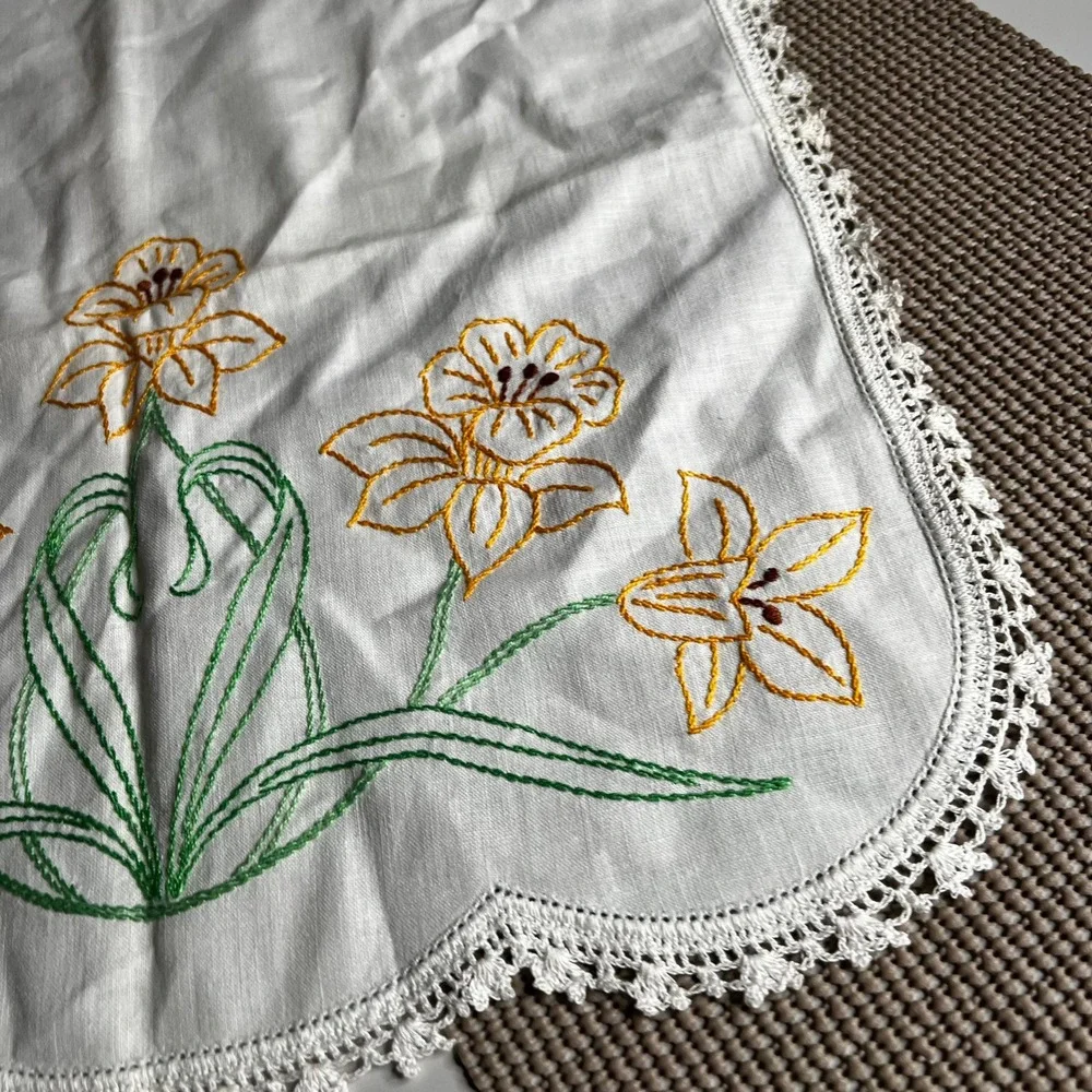 Vintage Hand Embroidered Daffodil Table Runner White Linen Crocheted Lace Trim